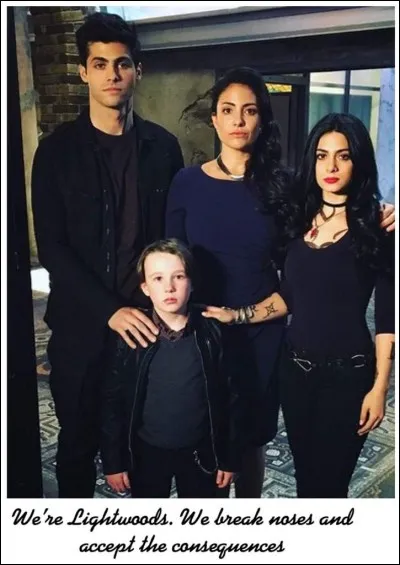 Complète le dicton des Ligthtwood : "On casse les nez et...