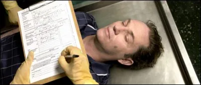 Dans la nouvelle "Salle d'autopsie quatre", quelle est la particularité du patient qui est en train de se faire autopsier ?