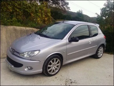 Quel est remod&egrave;le de berline sportive produite &agrave; 4 000 exemplaires ?