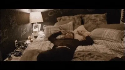 Pourquoi Simon pète-t-il un câble sur son lit ?