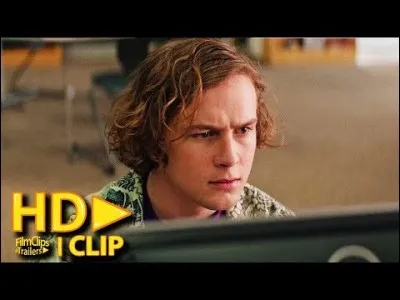 Qu'a découvert Martin quand il a été sur le PC de l'école à propos de Simon quand ce dernier a oublié d'éteindre sa session ?