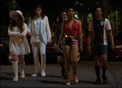 En quoi Simon est-il déguisé pour Halloween ?