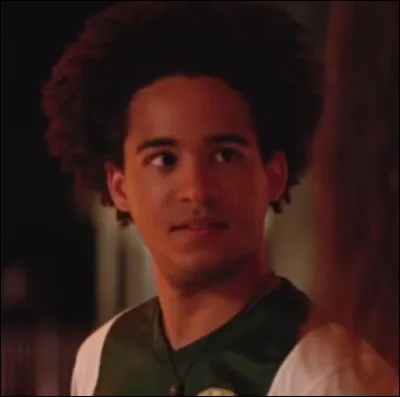 Nick avoue à Simon qu'il est intéressé par Abby, mais Simon a un accord avec Martin à propos de son secret. Qu'invente Simon comme mensonge pour éviter que Nick sorte avec Abby ?