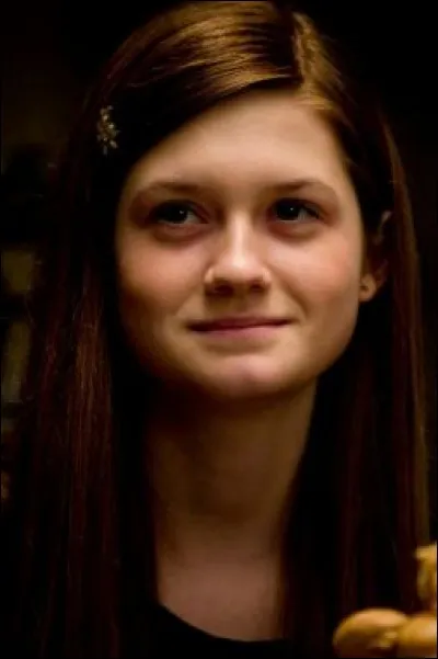 Dans ''Harry Potter et la chambre des secrets'', lorsque Ginny est possédée par Tom Jedusor, elle étrangle...