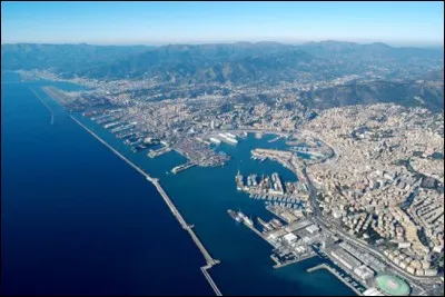 Le port de Gênes se trouve sur ...