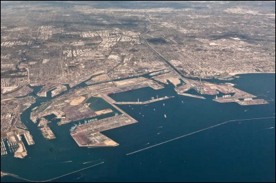 Le port américain de Long Beach est situé sur ....