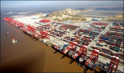 Le port chinois de Shanghai est sur ...
