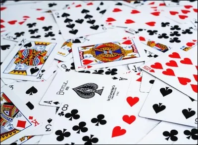 Quel mot désigne une personne "qui n'est pas franche, qui cache son jeu" ?