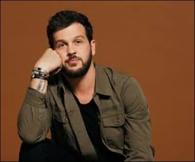 Quel instrument de musique cet homme debout a-t-il remis au goût du jour ?