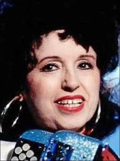 Il fut un temps où elle s'illustrait dans la caravane du Tour de France mais avec quel instrument ?