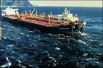 Le 24 mars, s'échoue le pétrolier Exxon-Valdez en déversant 42 000 tonnes de pétrole brut . Au large de quelles côtes ?