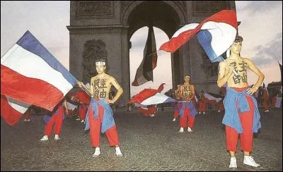 En France, on célèbre le bicentenaire de la Révolution. Qui est l'organisateur de la parade sur les Champs-Élysées le 14 juillet ?