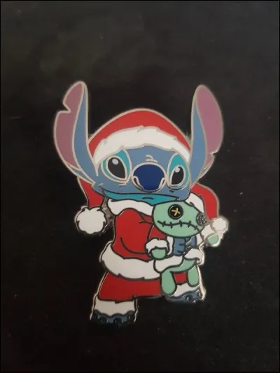 Selon cette photo, comment appelle-t-on ce genre d'accroche que les Guest (visiteurs) et les Cast Members (employés) s'échangent entre eux ?