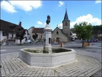 Nous nous trouvons devant la fontaine de Marianne, à Macornay. Commune de l'agglomération de Lons-le-Saunier, dans le Revermont, elle se situe dans le département ...