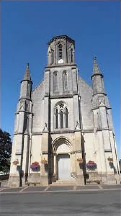 Nous sommes dans les Pays-de-la-Loire, devant l'église Saint-Laurent de Saint-Laurent-du-Mottay. Ancienne commune des Mauges, elle se situe dans le département ...