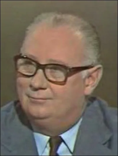 De l'Extérieur a dû être viré,
Pour avoir les WC ainsi fermés.
Aussi sinistre pour les Lyonnais,
Ce ministre nommé Fouché,
Fut parmi les tous premiers
à mettre les gens au secret !
Il fut un Michel dit "Ponia",
Ainsi qu'un certain Ch. Pasqua...
Mais une fois bien dans la place,
laissent souvent plus d'une trace : 
on n'y trouve pas que doux agneaux,
mais bien plutôt de gros Bauveau !
Qui est-ce