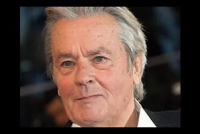 Faite de trous et de bosses,
C'est une curieuse boîte en os.
Fractures, migraines ou céphalées,
Lui causent bien des difficultés.
Mélangé, c'est une vielle carne,
ou bien alors un peu de nacre.
On peut s'en servir au ballon,
S'il est enflé devient melon,
On y buvait chez les Vikings,
qui n'avaient pas têtes de Kong King !