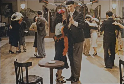 On le dit parfois populaire,
Par les premiers, il est ouvert.
Et Bourvil ne se souvient plus
Du nom de celui qui s'est perdu : 
Ce dont il se souvient,
Il le dit au refrain : 
"C'est de ces amoureux
Qui ne regardaient rien autour d´eux."
On y croise les débutants.
Il est masqué (ohé ! ohé !) de temps en temps.