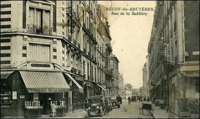 Aussi bien lourd que léger,
Quand est destiné à construire.
Si en défense il peut être joué,
C'est argument dur à détruire.
Renaud dans une verlane chanson,
Raconte qu'il le laisse pour de bon.
Dutronc, dans son "petit jardin
Sentant bon l'Bassin Parisien",
Dit qu'un promoteur immobilier
en fera des coffrets-collés,
Non pour des journées meilleures,
Mais pour de l'argent sans odeur...

Qui donc ?