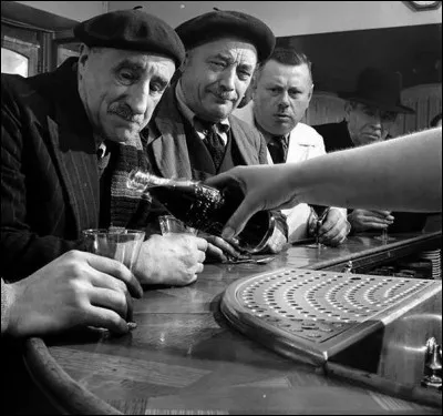 En 1950, certains mettaient encore du vieux pain sur leur balcon, mais lui ...