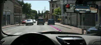 Sur ma droite, le stationnement est :