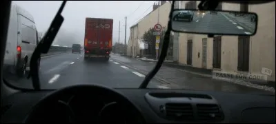 Si je circule à 70 km/h, la distance de sécurité que je dois laisser par rapport au véhicule devant moi est de :