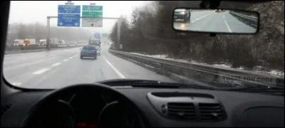 Lorsque la chaussée est mouillée, la distance d'arrêt est :