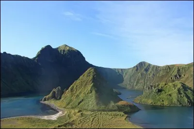 Quelle mer est séparée de l'océan Pacifique par l'archipel des îles Kouriles ?