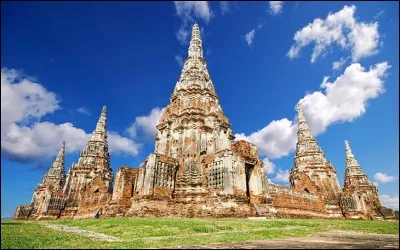 Dans quel pays la ville d'Ayutthaya, fondée en 1350 par le roi U-Tong, se trouve-t-elle ?