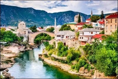 Dans quelle ville de Bosnie-Herzégovine se trouve un pont qui enjambe le fleuve Neretva ?