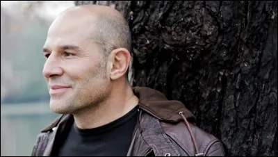 Cet acteur et humoriste, ancien international de rugby à XV, c'est ...