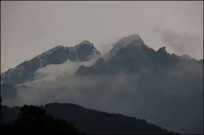 Comment s'appelle le point le plus haut du pays, culminant à 5 109 mètres d'altitude et faisant partie du massif du Rwenzori ?