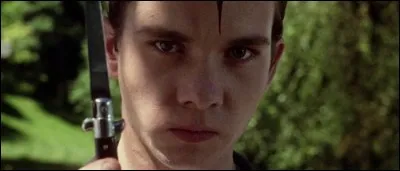 Dans le roman, que grave Henry Bowers sur le ventre de Ben avec un couteau ?