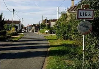 Nous sommes dans les Pays-de-la-Loire à l'entrée de Liez. Commune de l'arrondissement de Fontenay-le-Comte, elle se situe dans le département ...