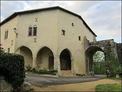 Nous sommes dans le Grand-Est devant le corps de garde du château de Prény. Ville du parc naturel régional de Lorraine, bâti sur un éperon rocheux, il se situe dans le département ...