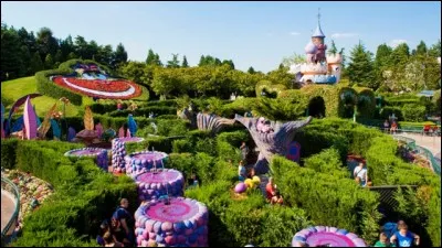 Dans quelle attraction sommes-nous complètement perdus entourés de verdure ?