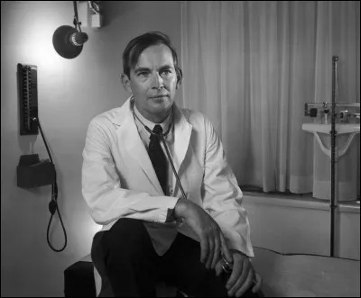 Cet homme a réalisé la toute première transplantation cardiaque en 1967. Nommez-le.