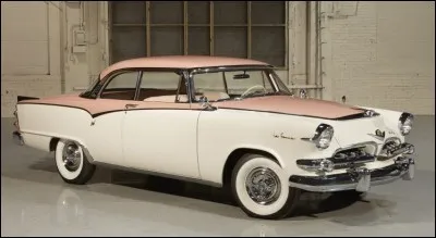 Un petit tour outre-atlantique : ceci est une Dodge de 1956, avec un nom français. Et pour le trouver, ce nom, il vous faudra chercher ... (Complétez !)