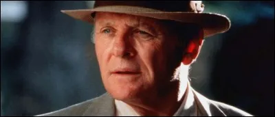 Dans "Curs perdus en Atlantide", comment s'appelle le vieil homme mystérieux qui emménage dans l'appartement au-dessus de chez Bobby Garfield ?