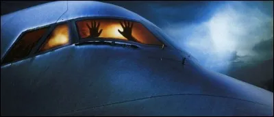 Dans "Les Langoliers", à travers quoi les passagers de l'avion sont-ils passés ?