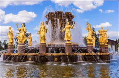 Dans quelle ville, la fontaine de l'Amitié des peuples (1954) se trouve-t-elle ?