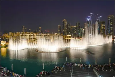 Dans quelle ville, la plus grande fontaine du monde (2009) du lac artificiel Burj se trouve-t-elle ?