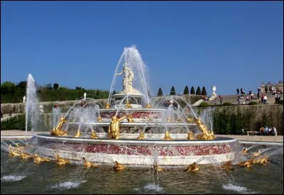 Dans quelle ville, la fontaine du bassin de Latone (1668) se trouve-t-elle ?