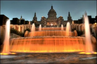 Dans quelle ville, la fontaine magique (1929) du Palais National de Montjuïc se trouve-t-elle ?