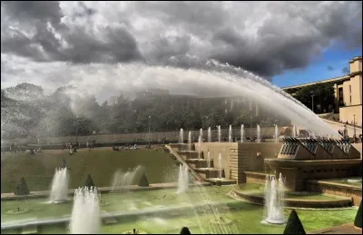 Dans quelle ville, la fontaine de Varsovie (1937) se trouve-t-elle ?