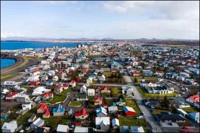 Où se trouve la ville de Keflavik en Islande ?