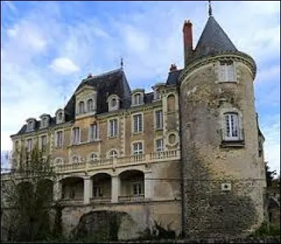 Je vous propose de partir à présent dans les Pays-de-la-Loire à la découverte du château de Sautré, à Feneu. Ville de l'agglomération Angevine, dans le Segréen, elle se situe dans le département ...