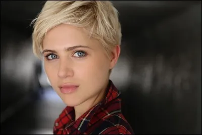 Qui Sarah embrasse-t-elle ?