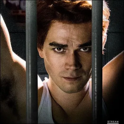 Dans la saison 3, qui fait mettre Archie en prison ?