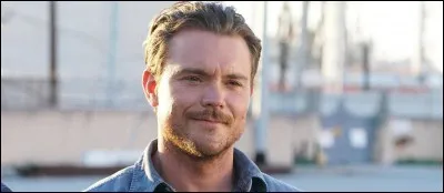 Inspecteur vieilli sous le harnais, il se retrouve affublé d'un collègue plutôt remuant, ah il en voit des vertes et des pas mûres Roger Murtaugh !